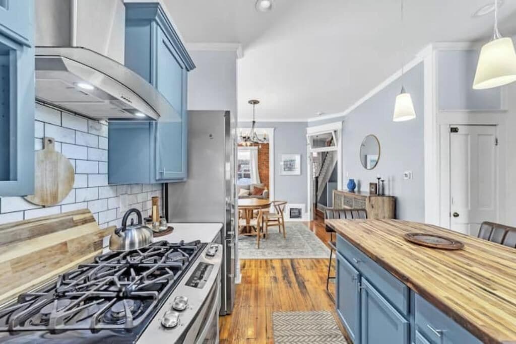 Mikrobølgeovn, ovn, kokeplater og oppvaskmaskin