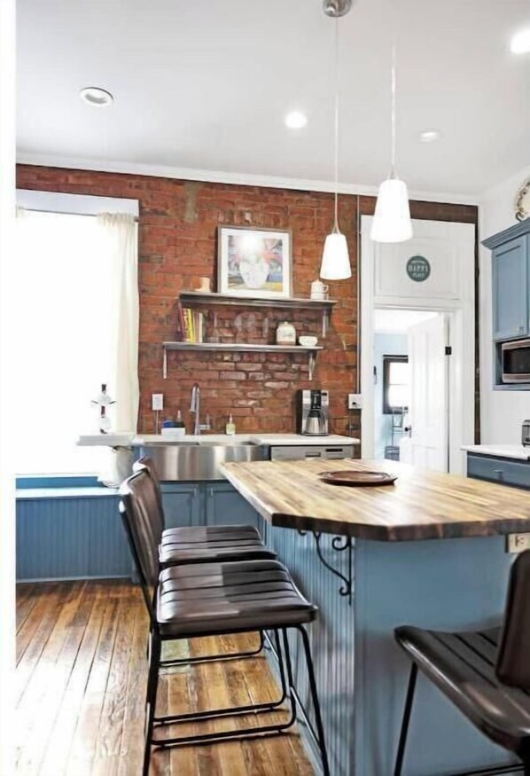 Een microgolfoven, een oven, een kookplaat, een vaatwasser