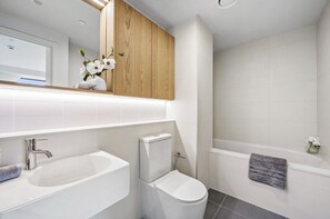 Regadera, toallas, papel de baño 