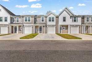Exterior - CLOSE TO GOLF AND BEACHES! 🏌🏼🏖️ 3BR Home with King Bed (Little River)
