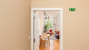 Un intérieur moderne comprenant un coin repas, un canapé et un escalier.