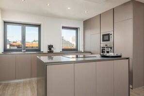 Fridge, microwave, oven, stovetop - Spacious 4-Bedroom Apartment in Porto (Oporto)