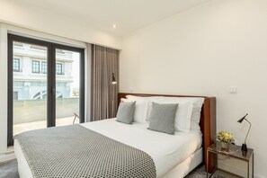 4 bedrooms, iron/ironing board, free WiFi - Spacious 4-Bedroom Apartment in Porto (Oporto)