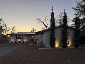 Exterior - Welcome to our home! Lakefront Living, Where Beautiful Sunsets are unforgettable (Lake Park)