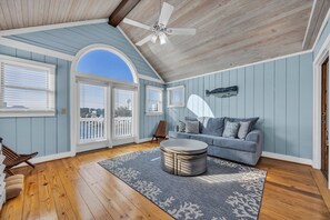 Een smart-tv en boeken