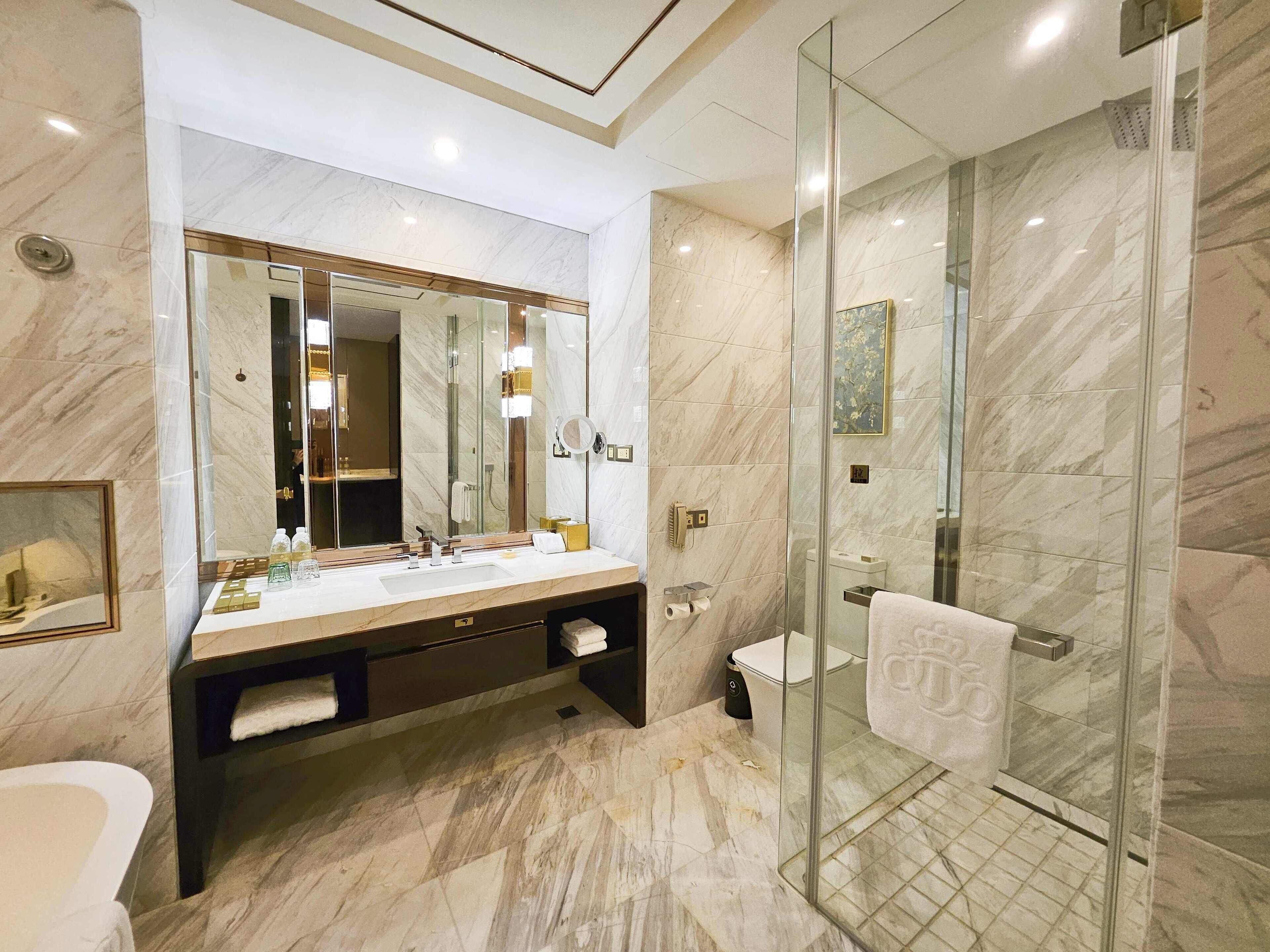 Separate bathtub and shower, deep-soaking bathtub