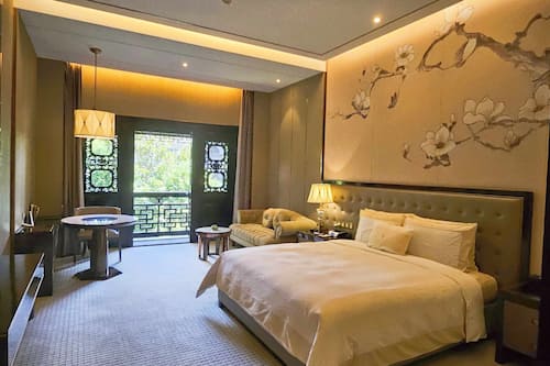 Chambre Double Supérieure, 1 très grand lit, service de ménage, vue jardin | Literie de qualité supérieure, couette en duvet d'oie, surmatelas