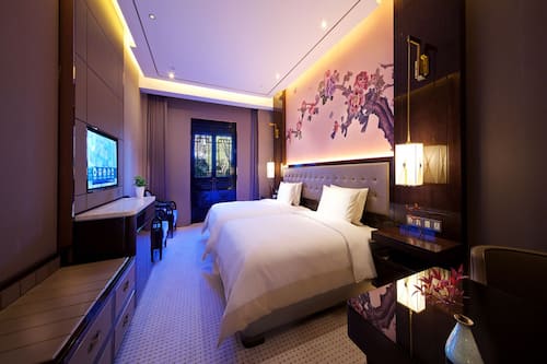 Chambre Deluxe avec lits jumeaux, plusieurs lits, service de ménage, vue jardin | Literie de qualité supérieure, couette en duvet d'oie, surmatelas