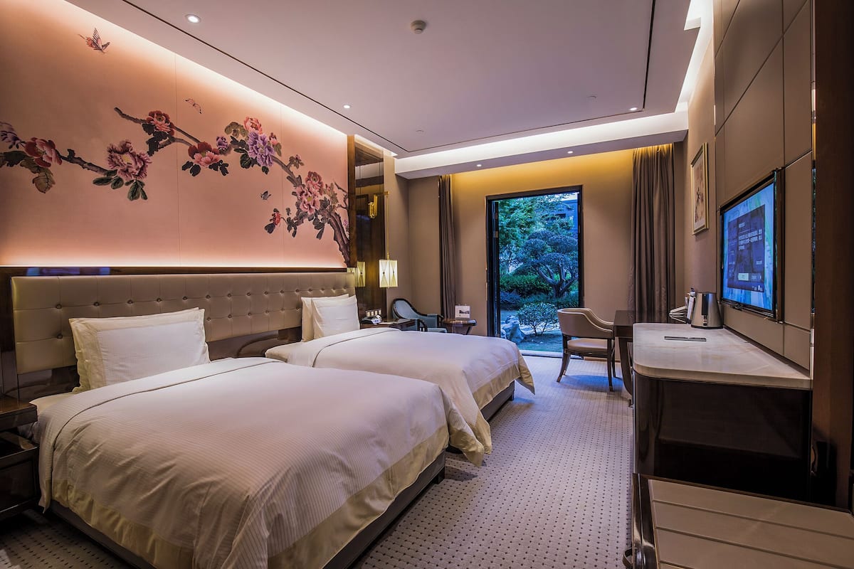Deluxe Twin kamer, meerdere bedden, schoonmaakservice, uitzicht op binnenplaats | Luxe beddengoed, donzen dekbedden, pillowtop-bedden