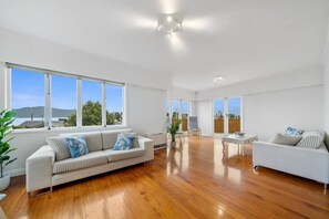 Smart-tv, een open haard en een tafeltennistafel