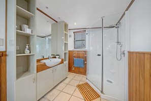 Chuveiro, toalhas de banho, sabonete, shampoo