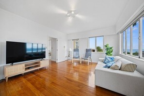 Una Smart TV, una chimenea, una mesa de tenis de mesa