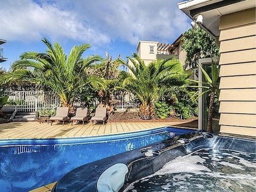 Kapiti Getaway - Fantastic location - Pool, Spa & Tennis Court