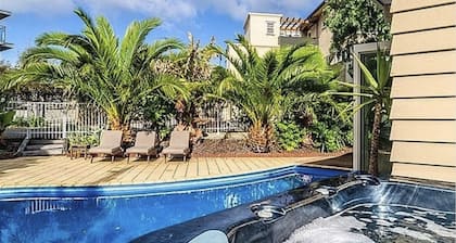 Kapiti Getaway - Fantastic location - Pool, Spa & Tennis Court