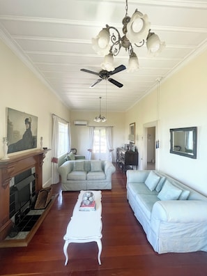 Living area - Spectacular Views with Space for all (Napier)