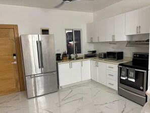 Kühlschrank, Mikrowelle, Ofen, Herdplatte