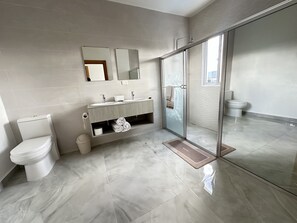 Dusche, Haartrockner, Handtücher, Toilettenpapier