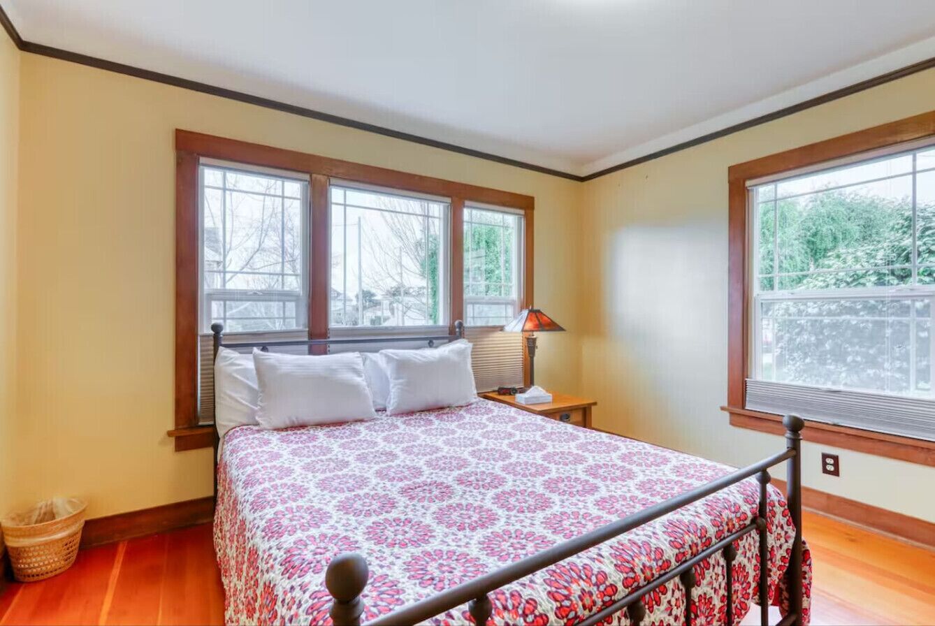 2 室のベッドルーム、デスク、アイロン / アイロン台、旅行用ベビーベッド