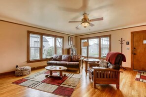 Smart TV, fireplace, DVD player, offices - Bungalow at Buhne Terrace (Eureka)