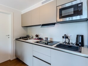 Fridge, dishwasher, cookware/dishes/utensils
