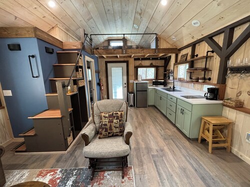 Cozy tiny cabin with Loft 10 minutes from DuPont State Park