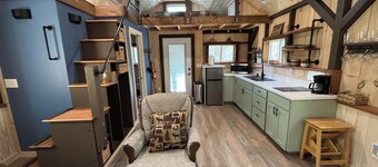 Cozy tiny cabin with Loft 10 minutes from DuPont State Park