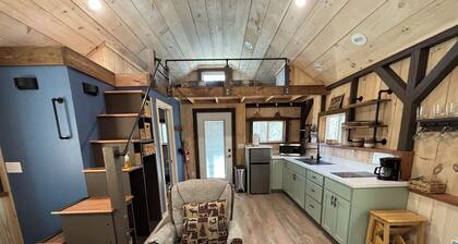 Cozy tiny cabin with Loft 10 minutes from DuPont State Park