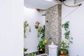 Ducha, secador de pelo, bidet, toallas