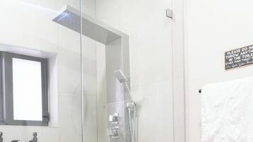 Douche, sĂšche-cheveux, serviettes fournies, savon