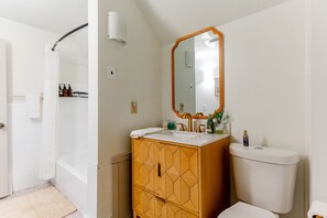 Haartrockner, Handtücher, Seife, Shampoo