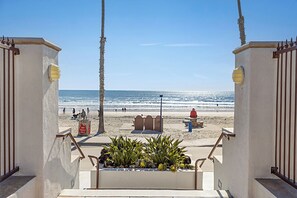 Beach nearby, sun loungers, beach towels
