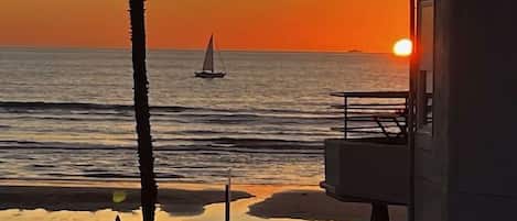 Beach nearby, sun-loungers, beach towels