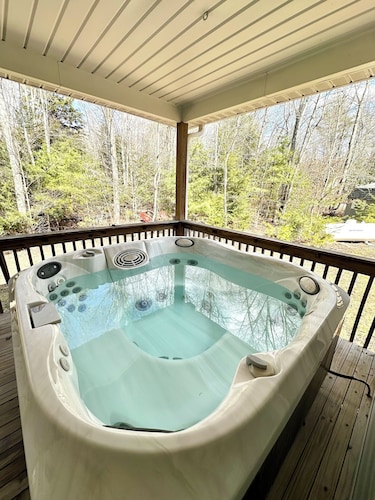 Fire Pit, Hot Tub & Game Room Getaway In Pocono mountain