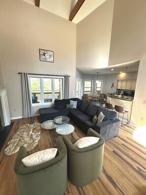 Smart TV, fireplace, video games - Fire Pit, Hot Tub & Game Room Getaway In Pocono mountain (Blakeslee)