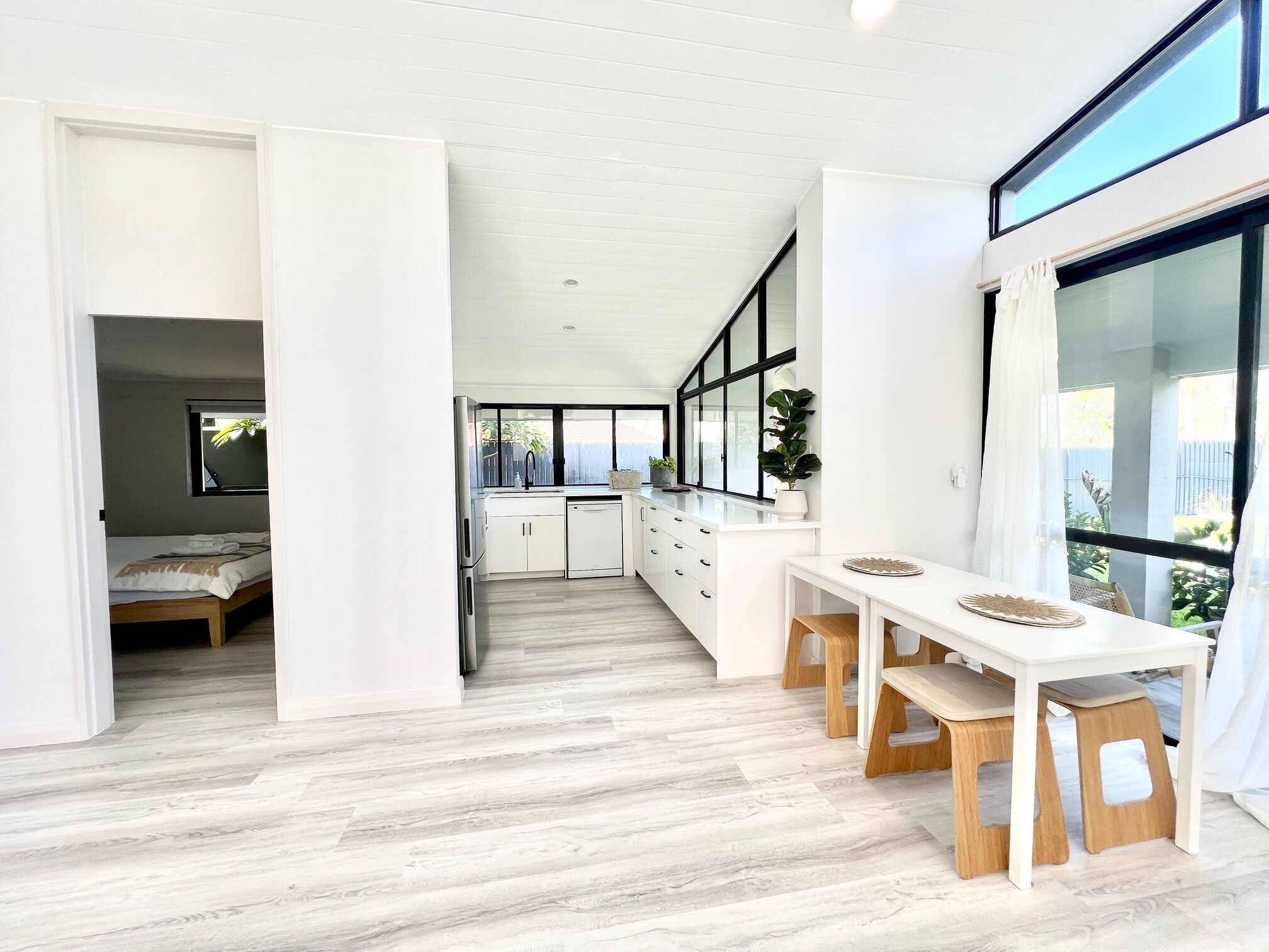 2 slaapkamers, een bureau, een strijkplank/strijkijzer, reisbedje