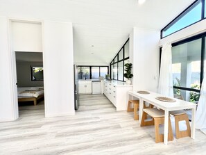 2 chambres, bureau, fer et planche à repasser, lit parapluie