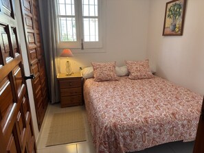 2 slaapkamers, een strijkplank/strijkijzer, reisbedje, gratis wifi