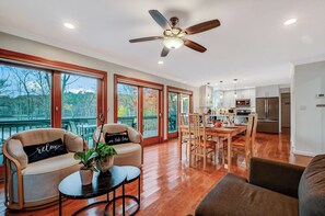 Smart TV, video games, DVD player, ping pong - Poconos Idyllic Lakefront House • 12ppl • Gameroom • Hot Tub • Firepit • Sauna (East Stroudsburg)