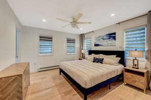 5 bedrooms, desk, iron/ironing board, travel cot - Poconos Idyllic Lakefront House • 12ppl • Gameroom • Hot Tub • Firepit • Sauna (East Stroudsburg)