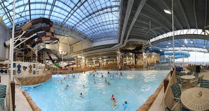 Poconos Idyllic Lakefront House âą 12ppl âą Gameroom âą Hot Tub âą Firepit âą Sauna