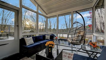 Una Smart TV, videojuegos, un reproductor de DVD