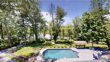 Una piscina al aire libre, una piscina climatizada
