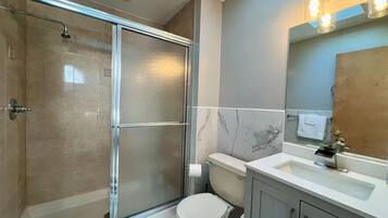 Shower, hair dryer, bidet, towels