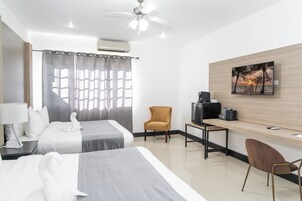 標準雙人或雙床房, 城市景觀 | 客房內保險箱、書桌、筆電工作空間、熨斗/熨衣板