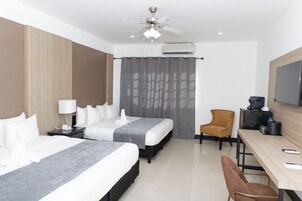 標準雙人或雙床房, 城市景觀 | 客房內保險箱、書桌、筆電工作空間、熨斗/熨衣板