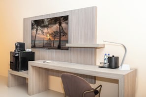 Suite Deluxe, balcón, vista al mar | Caja de seguridad en la habitación y escritorio