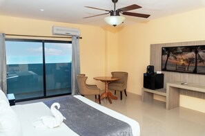 Deluxe-Suite, Balkon, Meerblick | Zimmersafe, Schreibtisch, laptopgeeigneter Arbeitsplatz