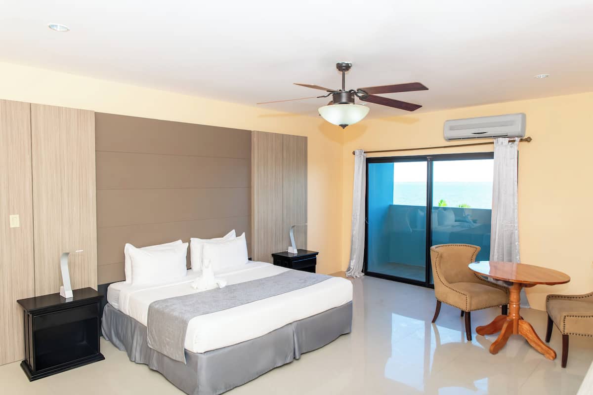 Deluxe suite, balkon, uitzicht op zee | 1 slaapkamer, een kluis op de kamer, een bureau, een laptopwerkplek