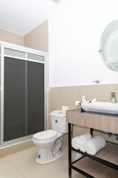 Ducha, artículos de tocador gratuitos, secador de pelo, toallas