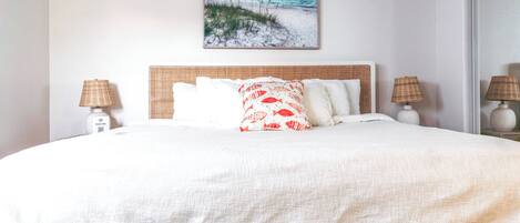 2 habitaciones, escritorio y tabla de planchar con plancha